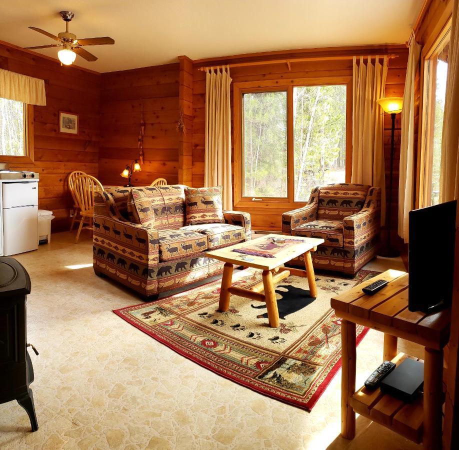 Mica Mountain & Log Chalet Tête Jaune